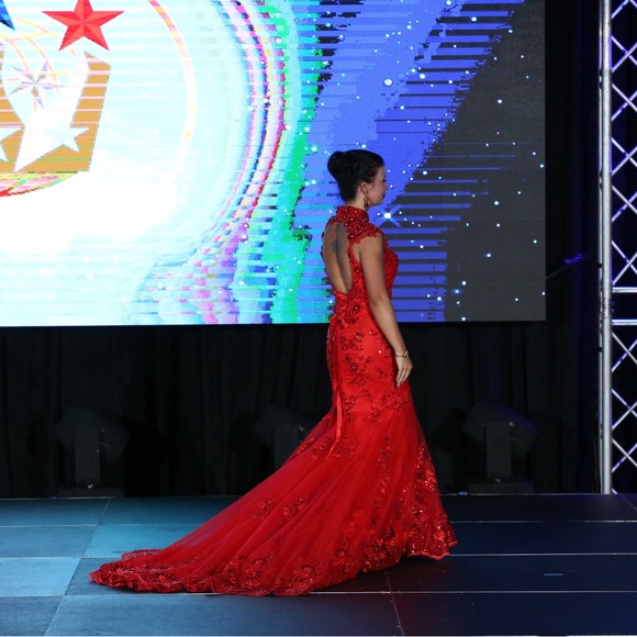 Elegant Red Lace Evening Dress - Picture 4 of 4